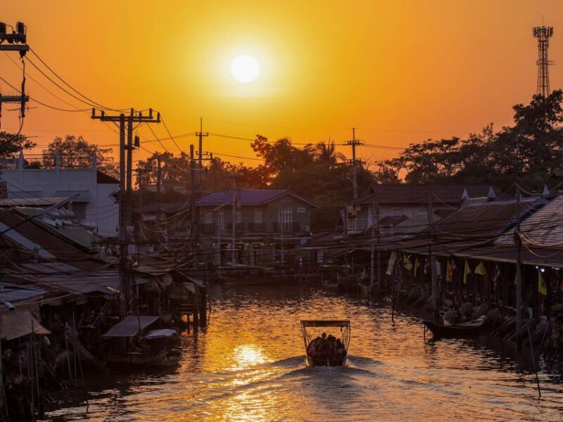 Bangkok: Maeklong Railway & Amphawa Floating Market Day Trip - Amphawa Floating Market