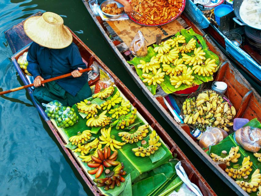 Bangkok: Maeklong Railway & Amphawa Floating Market Day Trip - Maeklong Railway Market