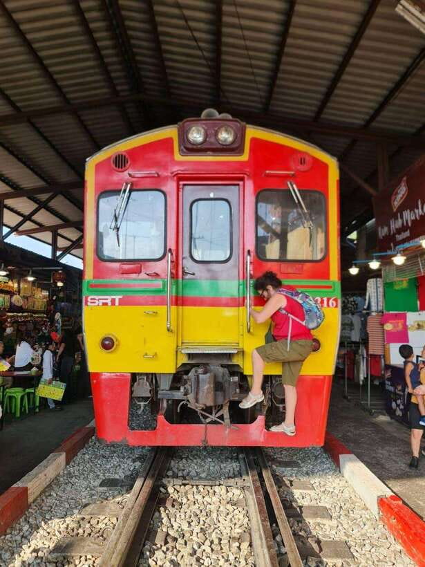 Bangkok: Maeklong Train Market & Floating Market Day Tour - Customer Feedback and Experiences