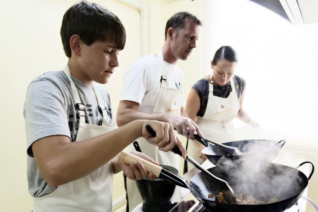 Bangkok: Maliwan Thai Cooking Class With Market Tour - Included Features and Benefits