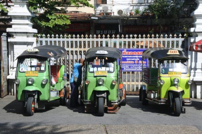 Bangkok: Michelin Guide Street Food Tour by Tuk Tuk - Experiencing Authentic Street Food Delights