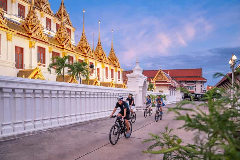 Bangkok: Night Bike Tour With Temples & Flower Market Visit - Itinerary and Highlights