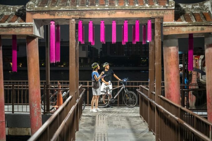 Bangkok: Night Bike Tour With Temples & Flower Market Visit - Discovering the Citys Landmarks
