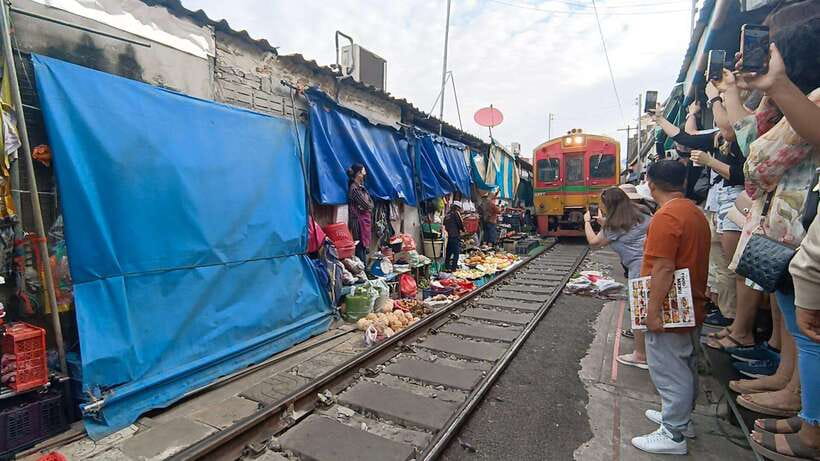 Bangkok: Railway Market & Damnuansaduak Floating Market Tour - Key Points