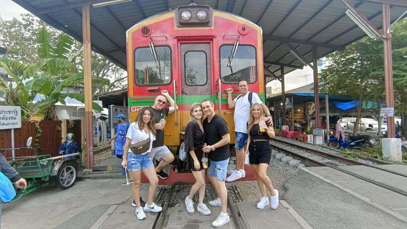 Bangkok: Railway Market & Damnuansaduak Floating Market Tour - Tour Features