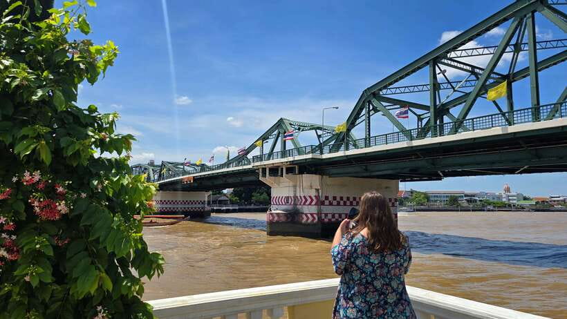 Bangkoks Best: City Highlights and Floating Markets Tour - Discovering the Reclining Buddha at Wat Pho