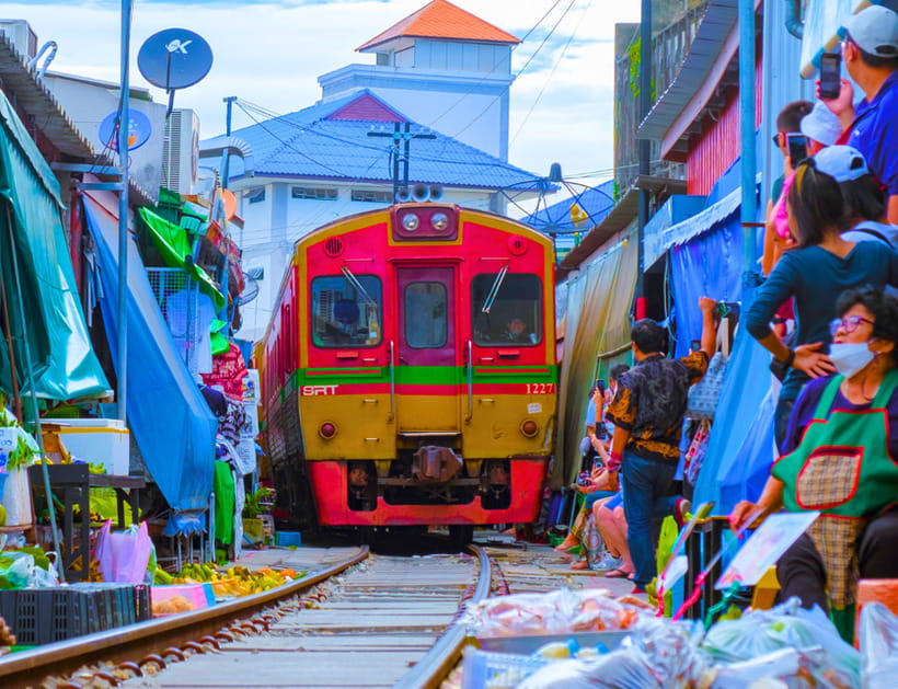 Bangkoks Best: City Highlights and Floating Markets Tour - Experiencing the Maeklong Railway Market