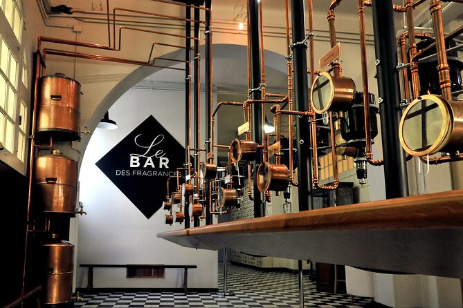 Bar of Fragrances Grasse - Customization and Scent Selection
