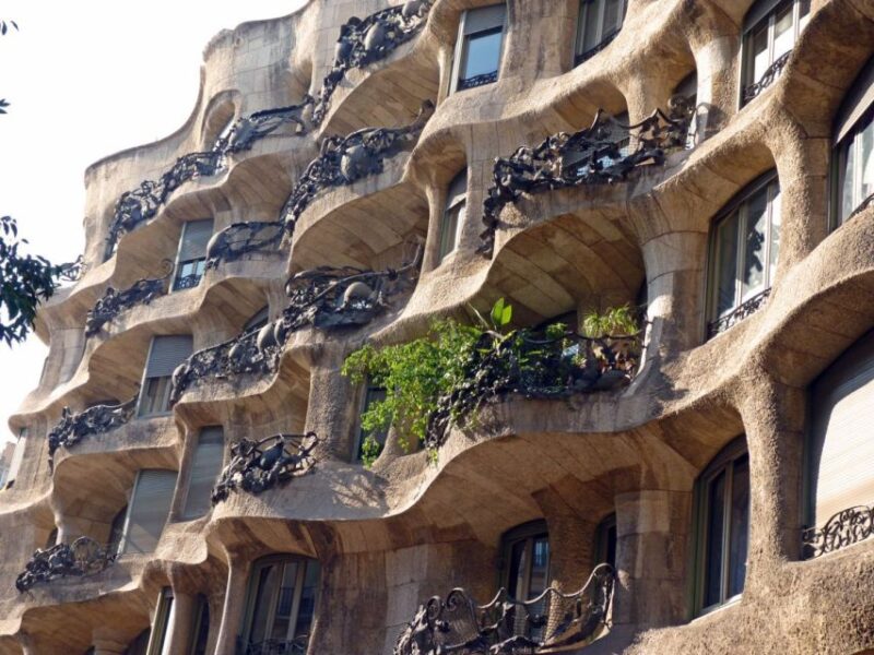 Barcelona: 4-hour Private Guided Walking Tour - Exploring Barcelonas Attractions
