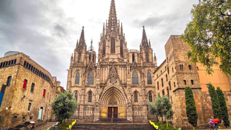 Barcelona Cathedral: Exclusive Walking Tour & Entry Tickets. - Tour Structure