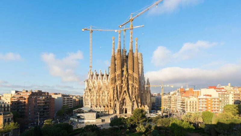 Barcelona: Exclusive Gaudis Sagrada Familia Walking Tour - Key Points