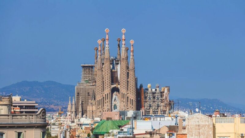 Barcelona: Exclusive Gaudis Sagrada Familia Walking Tour - Itinerary Details