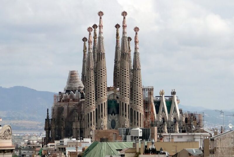 Barcelona: Fast Track Guided Tour of Sagrada Familia - Experience Highlights
