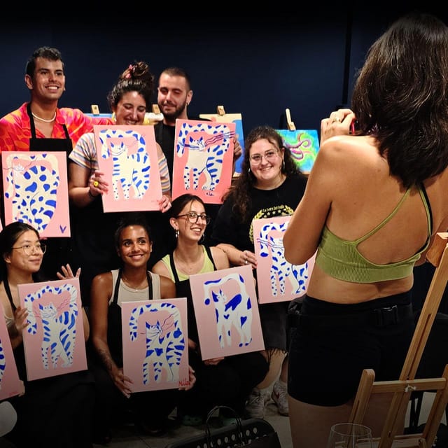 Barcelona: Fluorescent Painting Workshop with Wine and Creativity - What is the Fluorescent Painting Workshop?