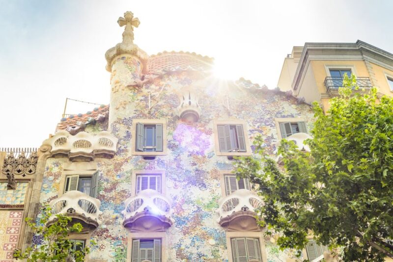 Barcelona Free Tour: Gaudi Highlights and La Sagrada Famila - Itinerary and Inclusions