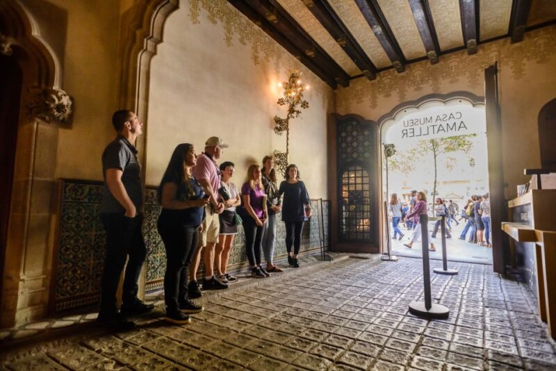 Barcelona Free Tour: Gaudi Highlights and La Sagrada Famila - Meeting Points and Accessibility