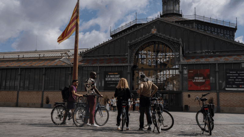 Barcelona: Gaudí Masterpieces & Hidden Gems E-Bike Tour - Participant Requirements and Meeting Point