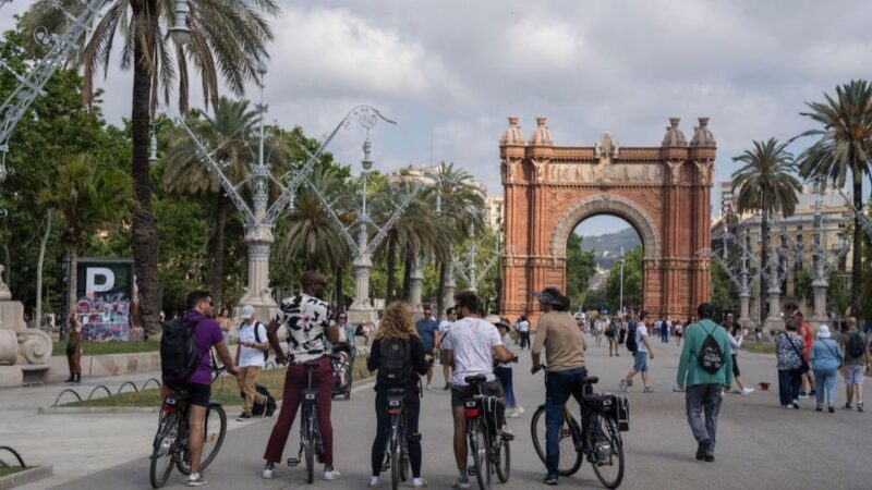 Barcelona: Gaudí Masterpieces & Hidden Gems E-Bike Tour - Exploring the Gothic Quarter