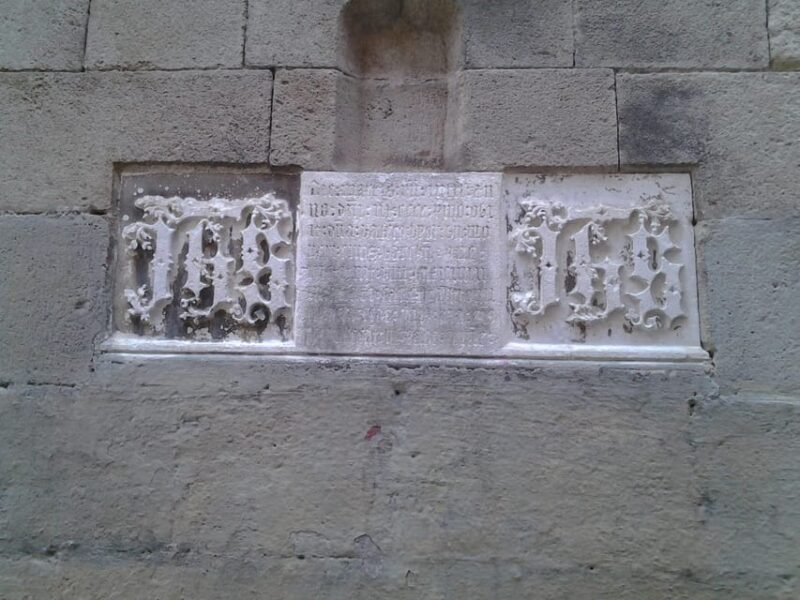 Barcelona: Gothic Quarter Legends Walking Tour With Tapas - Exploring the Gothic Quarter