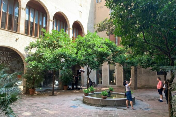 Barcelona: Gothic Quarter Legends Walking Tour With Tapas - Exploring Medieval Life