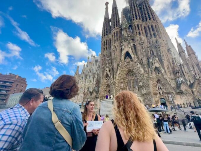 Barcelona: Gothic Quarter, Sagrada Familia & Park Güell Tour - Starting Location