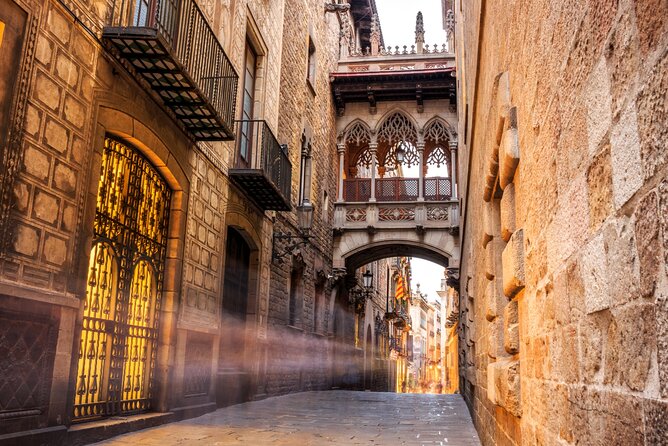 Barcelona Gothic Quarter Scavenger Hunt and City Highlights Walking Tour - Location and Format