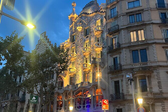 Barcelona: Guided City Tour by Local Transport - Key Points