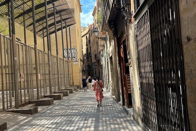 Barcelona: Guided City Tour by Local Transport - The Details of the Tour