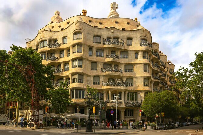 Barcelona: Guided City Tour by Local Transport - The Sum Up