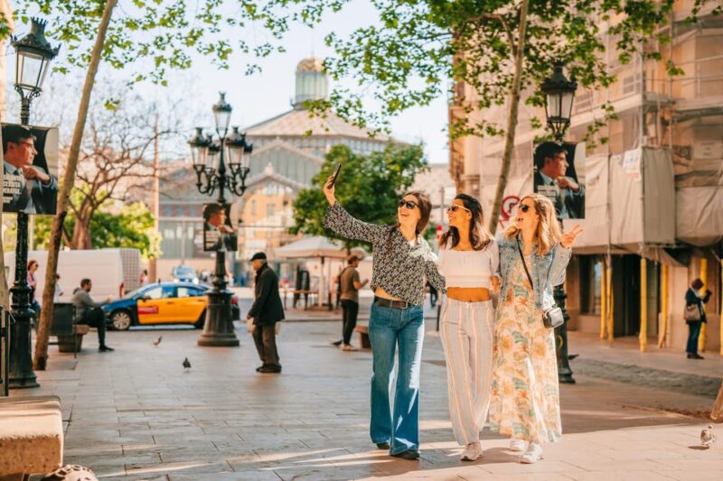Barcelona: Guided Walking City Tour, Cable Car & Boat Ride - Walking Tour Through La Barceloneta