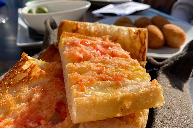 Barcelona Historic Walking Tour and Food Experience - Savoring Tapas and Drinks