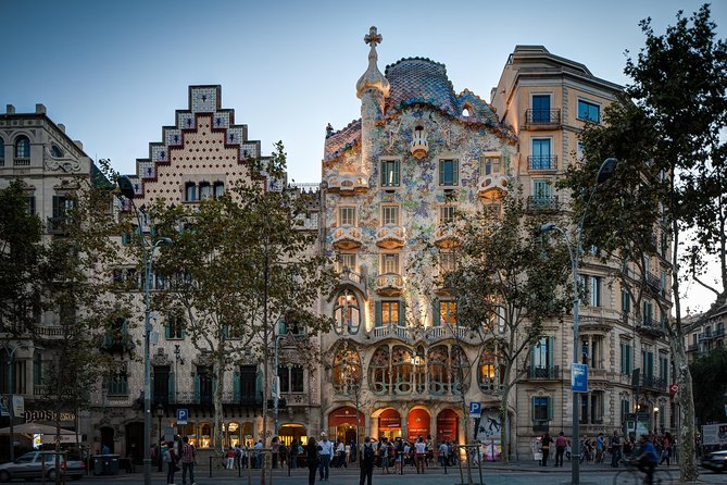 Barcelona in 1 Day: Sagrada Familia, Park Guell,Old Town & Pickup - Modernist Architecture Exploration