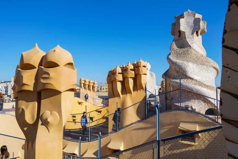 Barcelona: La Pedrera Private Tour with Casa Batlló Ticket - Approaching Casa Batlló