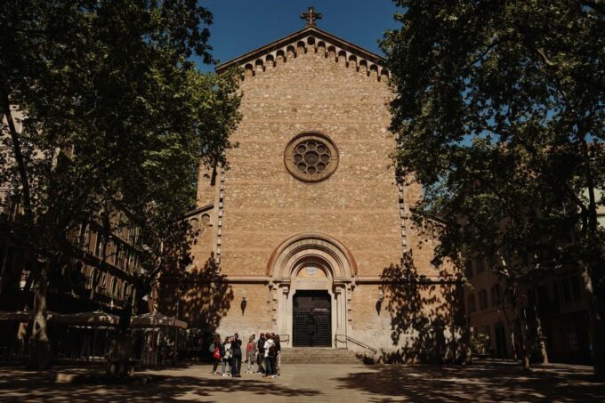 Barcelona: Local Food Tour in Gracia With Tastings & Drinks - Starting Point: Casa Vicens