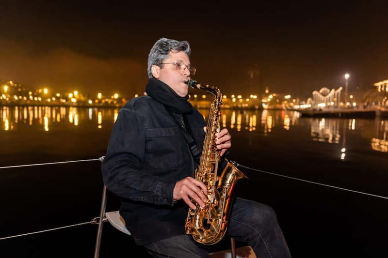 Barcelona: Night Cruise with Live Saxophone & Drink - Key Points