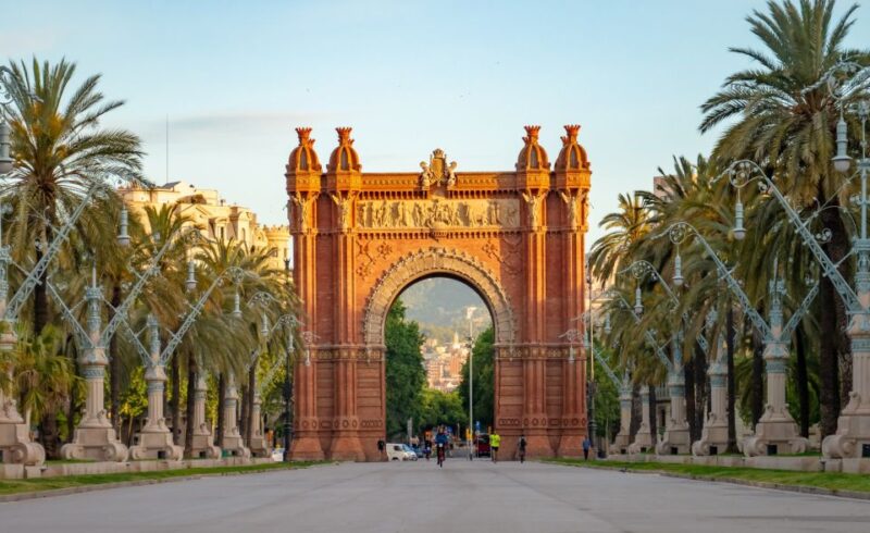 Barcelona Old Town Tour With Family-Friendly Attractions - Key Points