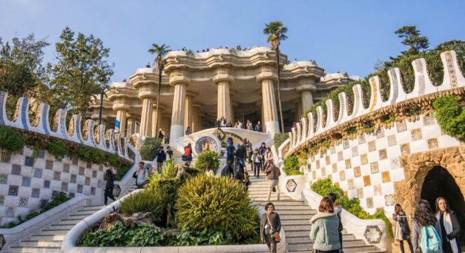 Barcelona: Park Güell Guided Tour With Fast-Track Access - Tour Guide Expertise