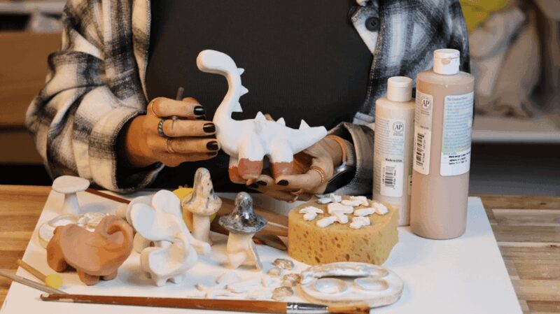 Barcelona: Pottery Workshop with Wine - Key Points