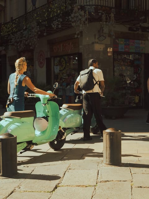Barcelona: PRIVATE Fun Vespa City Tour With Guide - Discover Iconic Landmarks
