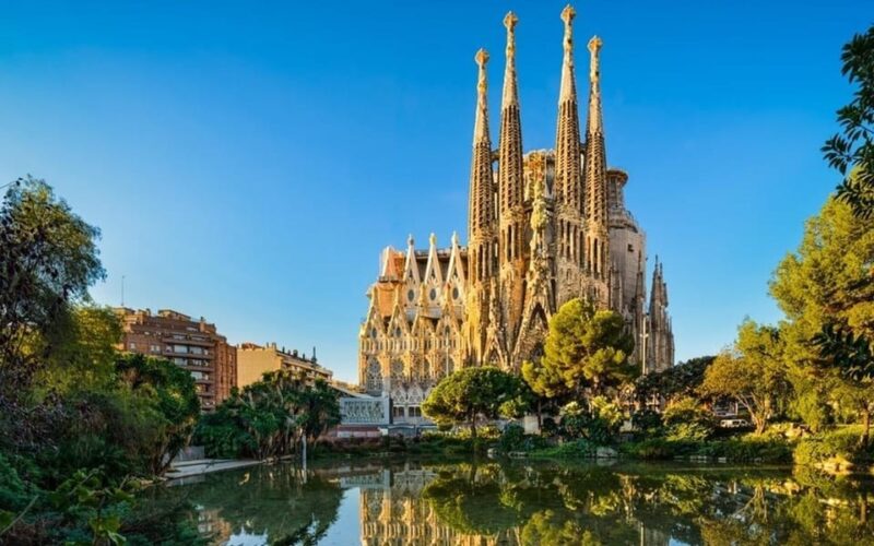 Barcelona: Private Half-Day Sightseeing Tour With a Local - Itinerary and Highlights