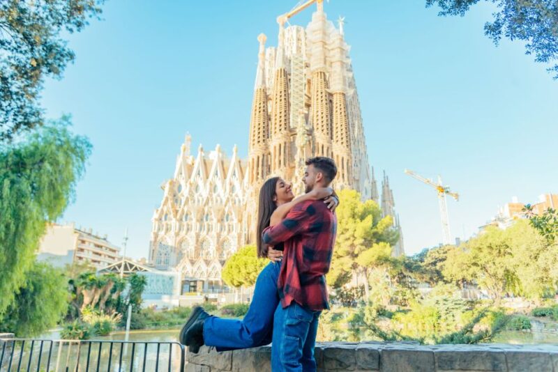 Barcelona: Professional Photoshoot Outside Sagrada Familia - Key Points