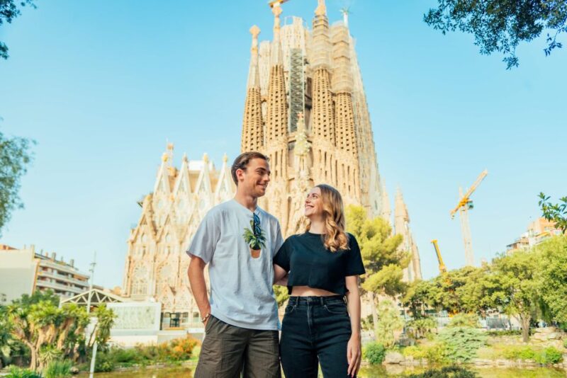 Barcelona: Professional Photoshoot Outside Sagrada Familia - Accessibility for Participants