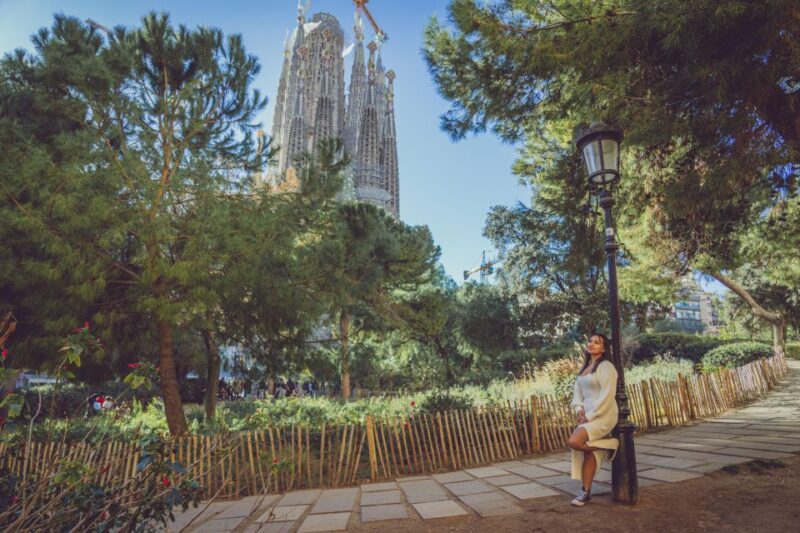 Barcelona: Professional Photoshoot Outside Sagrada Familia - Photographer Contact Information