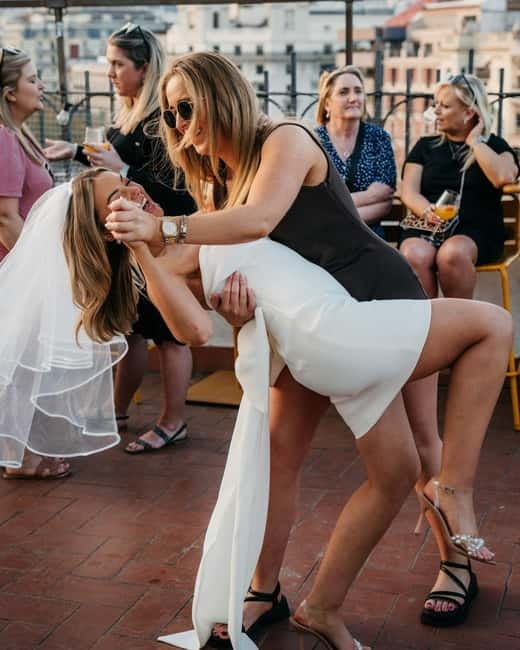 Barcelona: Rooftop Salsa Class with Bottomless Sangria - Key Points