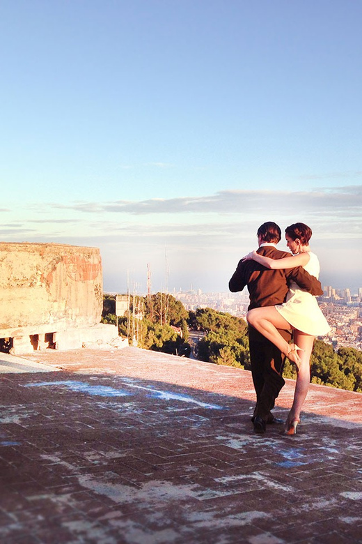 Barcelona: Rooftop Tango Lesson With Drinks and Videos - Experience Highlights