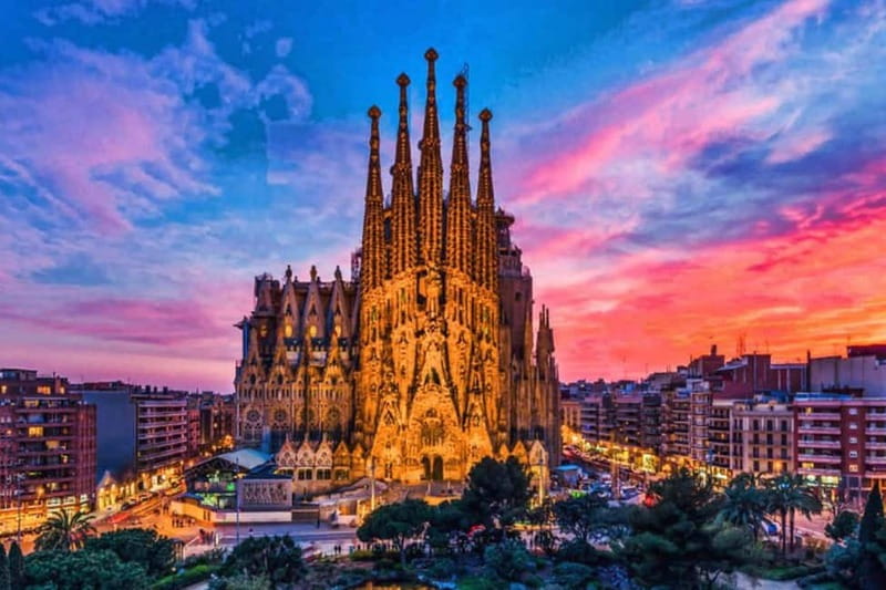 Barcelona: Sagrada Familia Guided Tour with Tower Access - What Travelers Are Saying