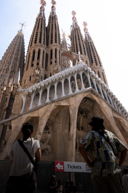 Barcelona: Sagrada Familia Skip the Line Guided Tour - Itinerary