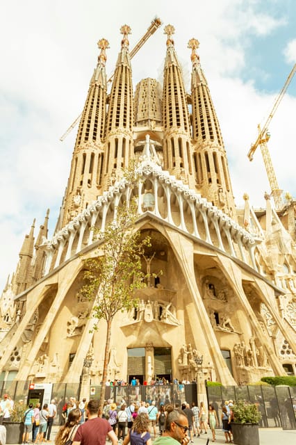 Barcelona: Sagrada Familia Skip the Line Guided Tour - Gaudís Architectural Masterpiece