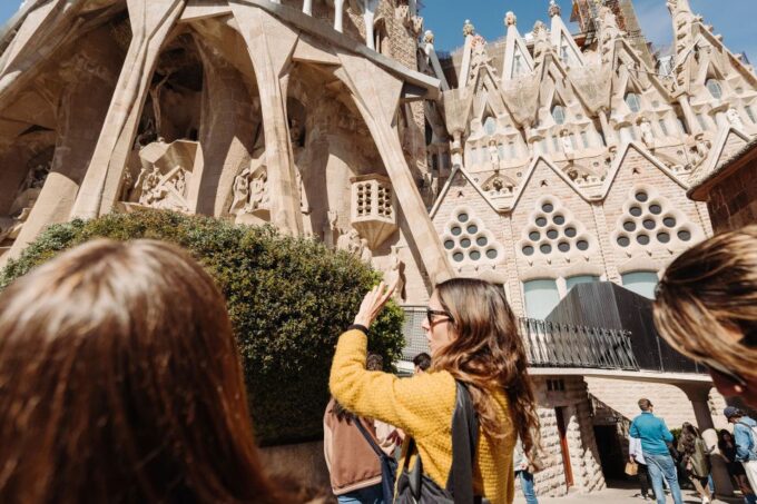 Barcelona: Sagrada Familia Skip-the-Line Guided Tour - Visitor Experience and Feedback