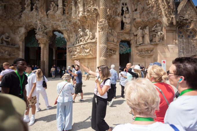 Barcelona: Sagrada Familia Small Group Guided Tour - Gaudís Masterpiece: A Unique Blend of Faith and Creativity